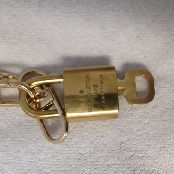 COPY - AUTHENTIC LOUIS VUITTON LOCK & KEY WITH UNBRANDED CHOKER - Picture 4 of 6